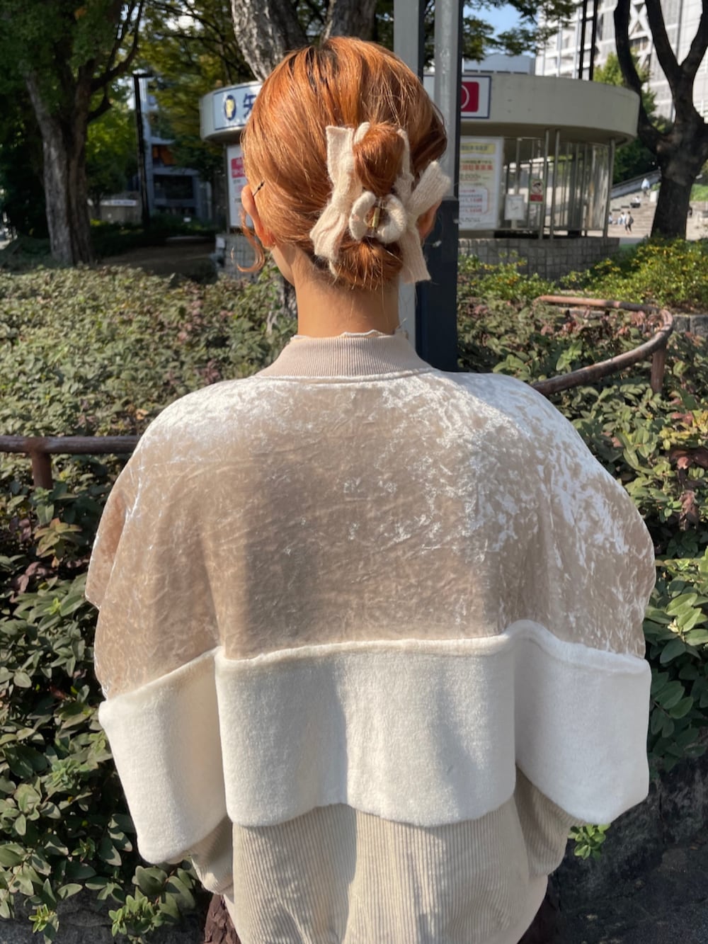 ブラウン系のワンピース、ホワイト系のブルゾン、イエロー系のニット/セーターを着用したレディースの秋コーディネートの6枚目の写真