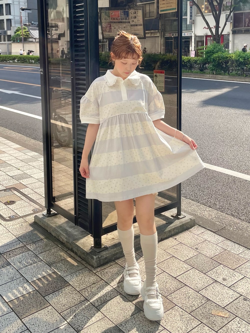 パープル系のワンピース、ホワイト系のスニーカー、ホワイト系のボディバッグ/ウエストポーチを着用したレディースの春コーディネートの6枚目の写真