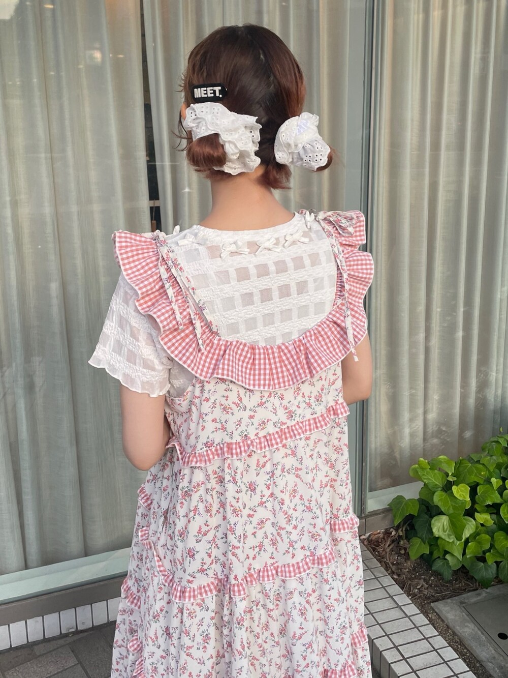 ピンク系のワンピース、ホワイト系のTシャツ/カットソー、ホワイト系のトートバッグを着用したレディースの春コーディネートの6枚目の写真
