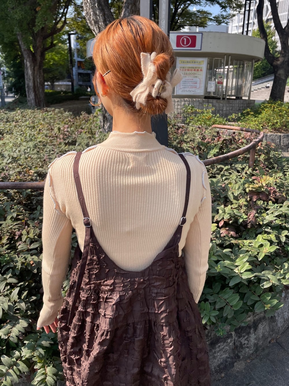 ブラウン系のワンピース、ホワイト系のブルゾン、イエロー系のニット/セーターを着用したレディースの秋コーディネートの8枚目の写真