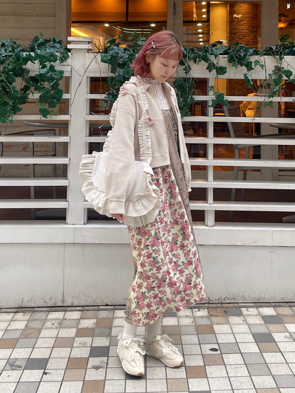 ホワイト系のTシャツ/カットソー、ホワイト系のカーディガン/ボレロ、ホワイト系のスニーカーを着用したレディースの秋コーディネートの2枚目の写真