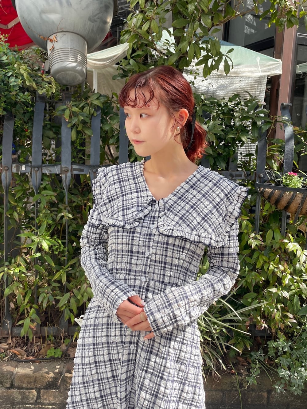 ブルー系のワンピース、ブラック系のパンプスを着用したレディースの春コーディネートの4枚目の写真