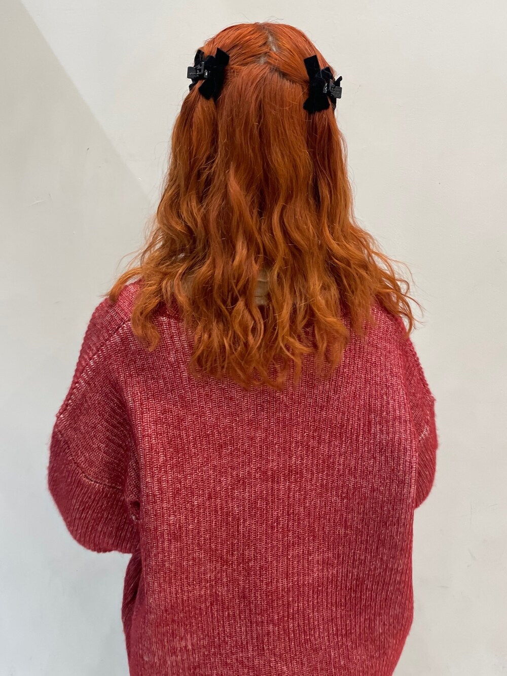 ブラック系のワンピース、レッド系のカーディガン/ボレロ、ホワイト系のニット/セーターを着用したレディースの秋コーディネートの6枚目の写真