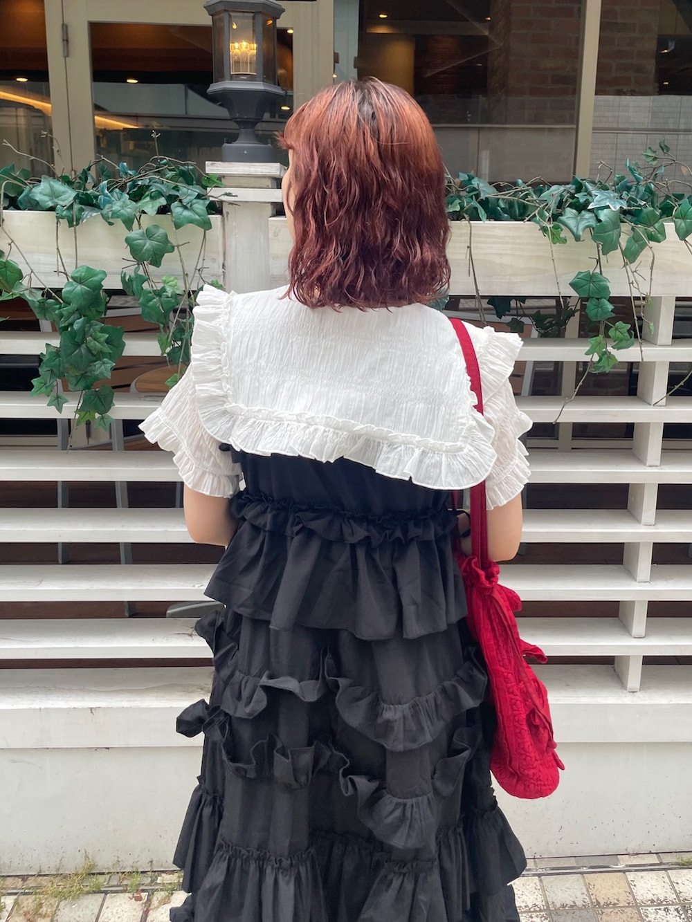 ブラック系のワンピース、ブラック系のサンダル、ホワイト系のシャツ/ブラウスを着用したレディースの夏コーディネートの6枚目の写真