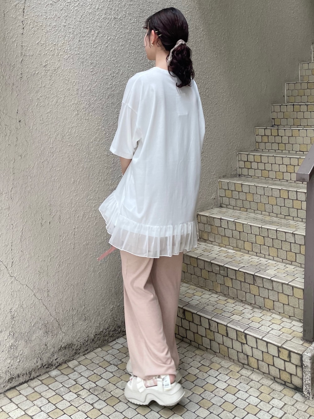 ホワイト系のTシャツ/カットソー、ホワイト系のハンドバッグ、ホワイト系のサンダルを着用したレディースの夏コーディネートの4枚目の写真