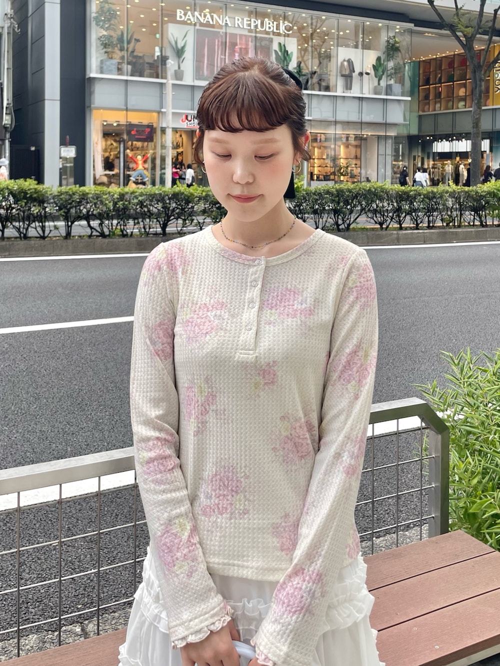 ピンク系のTシャツ/カットソー、ホワイト系のスカート、ブルー系のハンドバッグを着用したレディースの秋コーディネートの4枚目の写真
