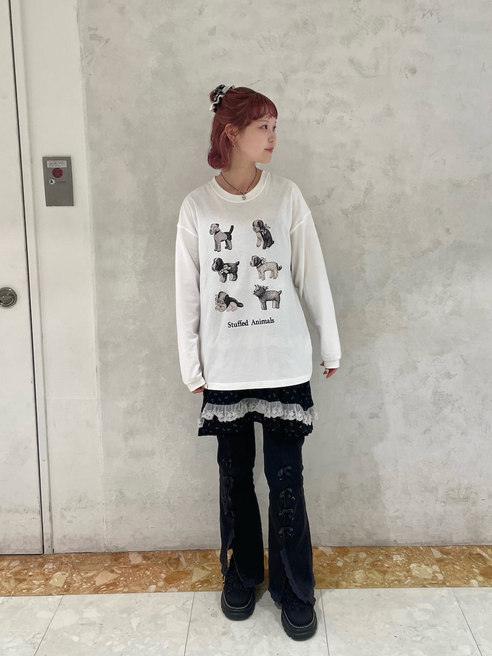 ホワイト系のTシャツ/カットソー、ブラック系のチュニック、ブラック系のデニムパンツを着用したレディースの夏コーディネートの3枚目の写真