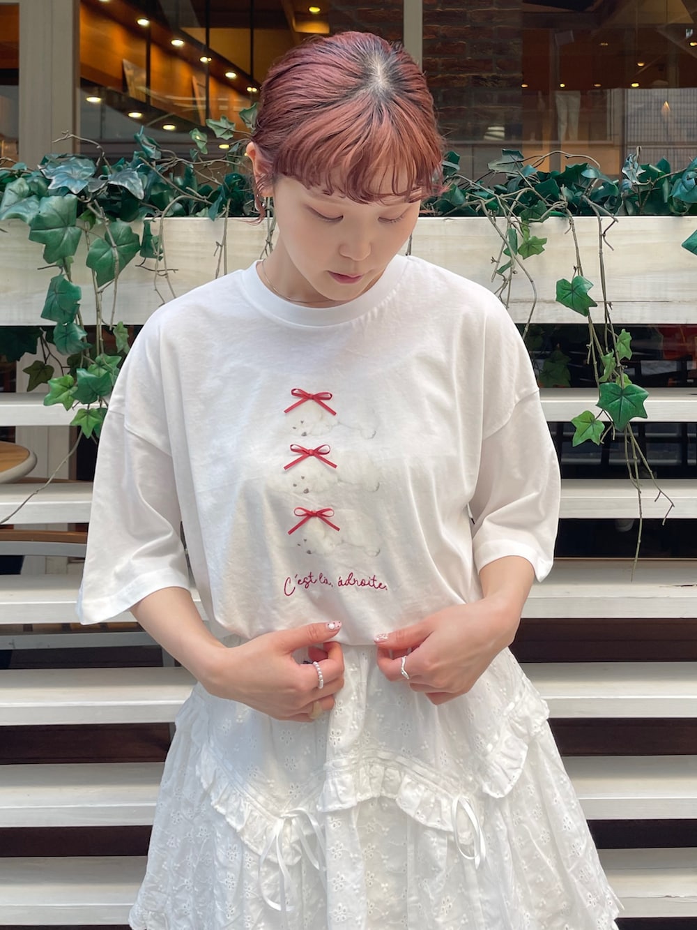 ホワイト系のスカート、その他のデニムパンツ、ピンク系のスニーカーを着用したレディースの春コーディネートの5枚目の写真