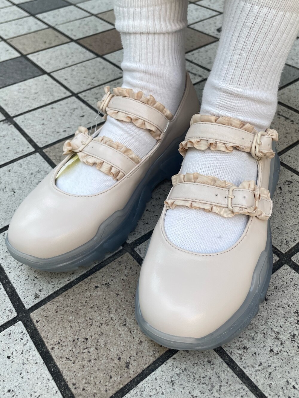 ピンク系のショルダーバッグ、ホワイト系のシャツ/ブラウス、ピンク系のワンピースを着用したレディースの春コーディネートの8枚目の写真