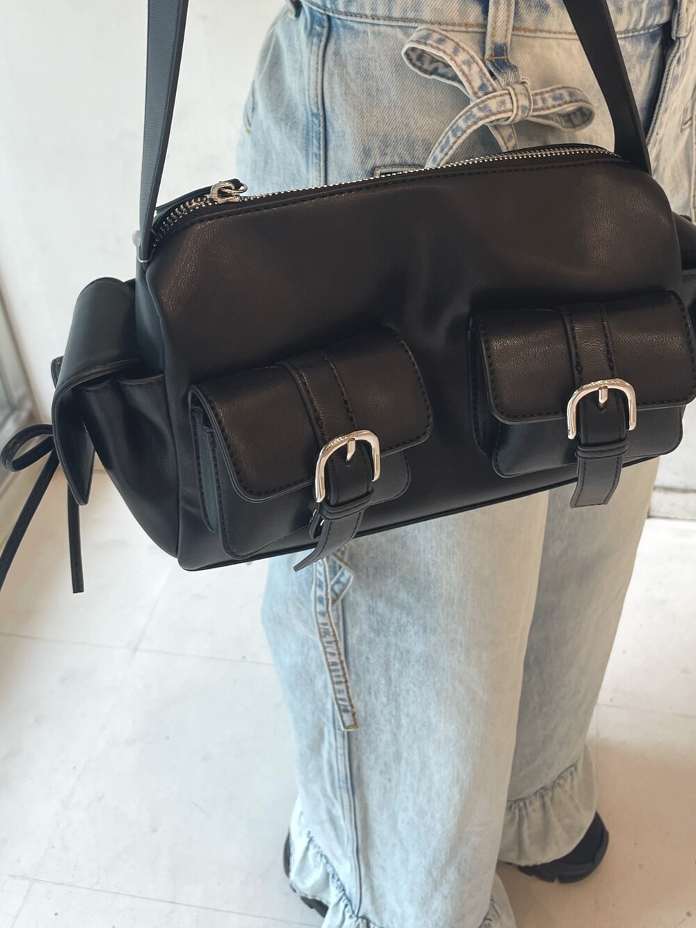 ブラック系のショルダーバッグ、グレー系のカーディガン/ボレロ、ブラック系のニット/セーターを着用したレディースの秋コーディネートの10枚目の写真