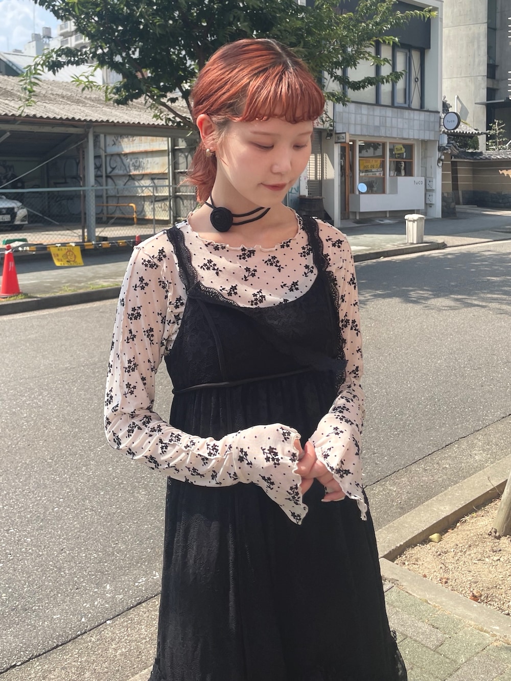 ブラック系のワンピース、ホワイト系のTシャツ/カットソー、ブラック系のローファーを着用したレディースの夏コーディネートの3枚目の写真