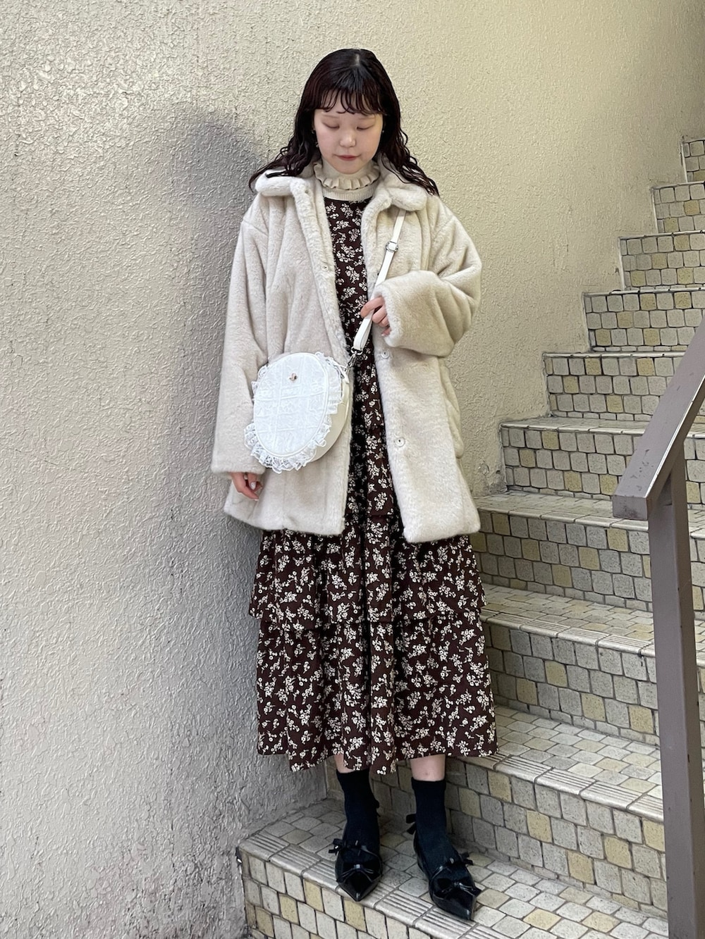 「merry jenny、メリージェニー」|「merry jennyのflowerティアードジャンスカ(ワンピース、ブラウン系)」を使った、ayuさん(レディース・166cm)の冬コーディネートの2枚目の写真