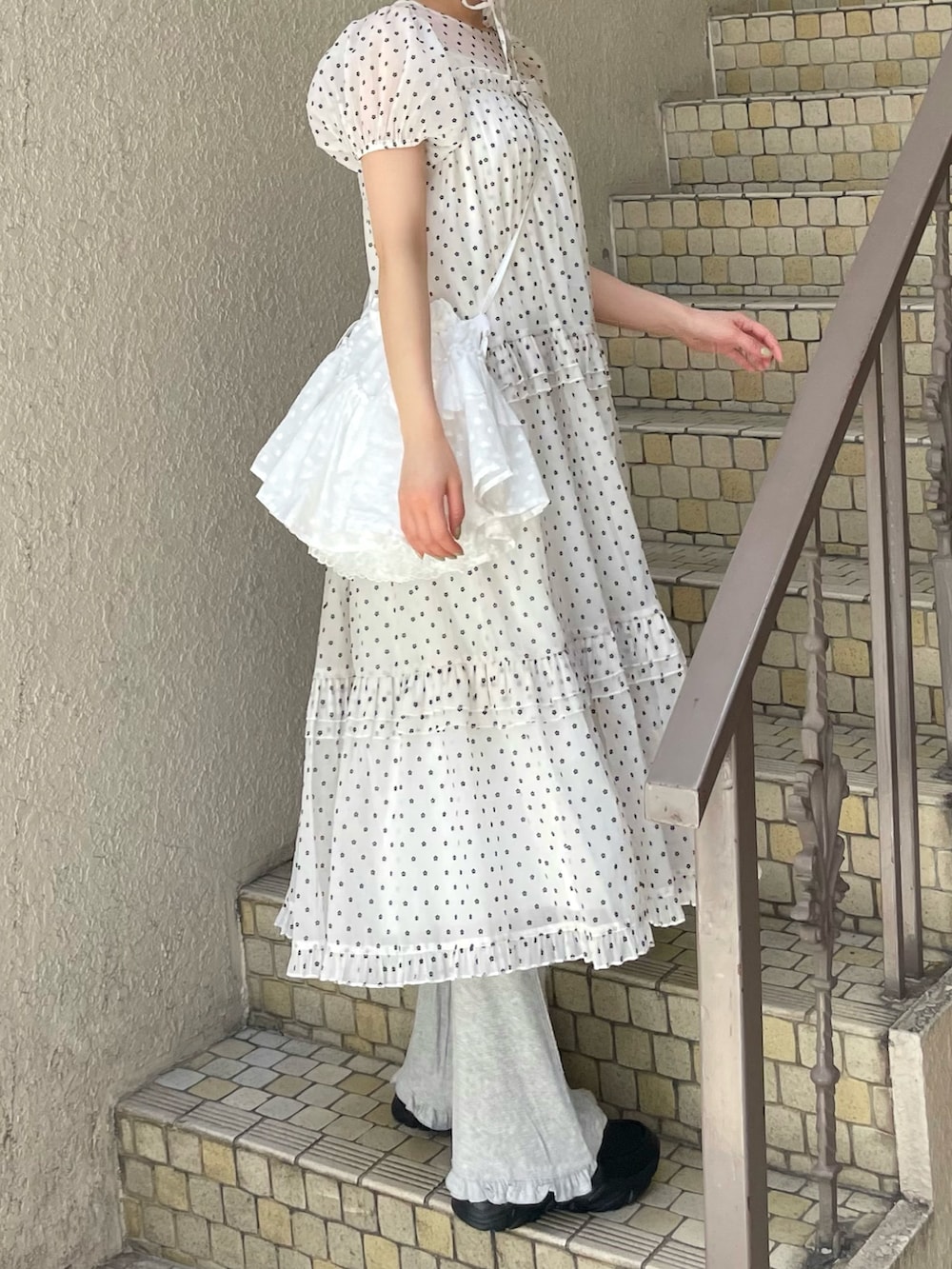 ホワイト系のワンピース、ホワイト系のショルダーバッグ、グレー系のその他パンツを着用したレディースの春コーディネートの3枚目の写真