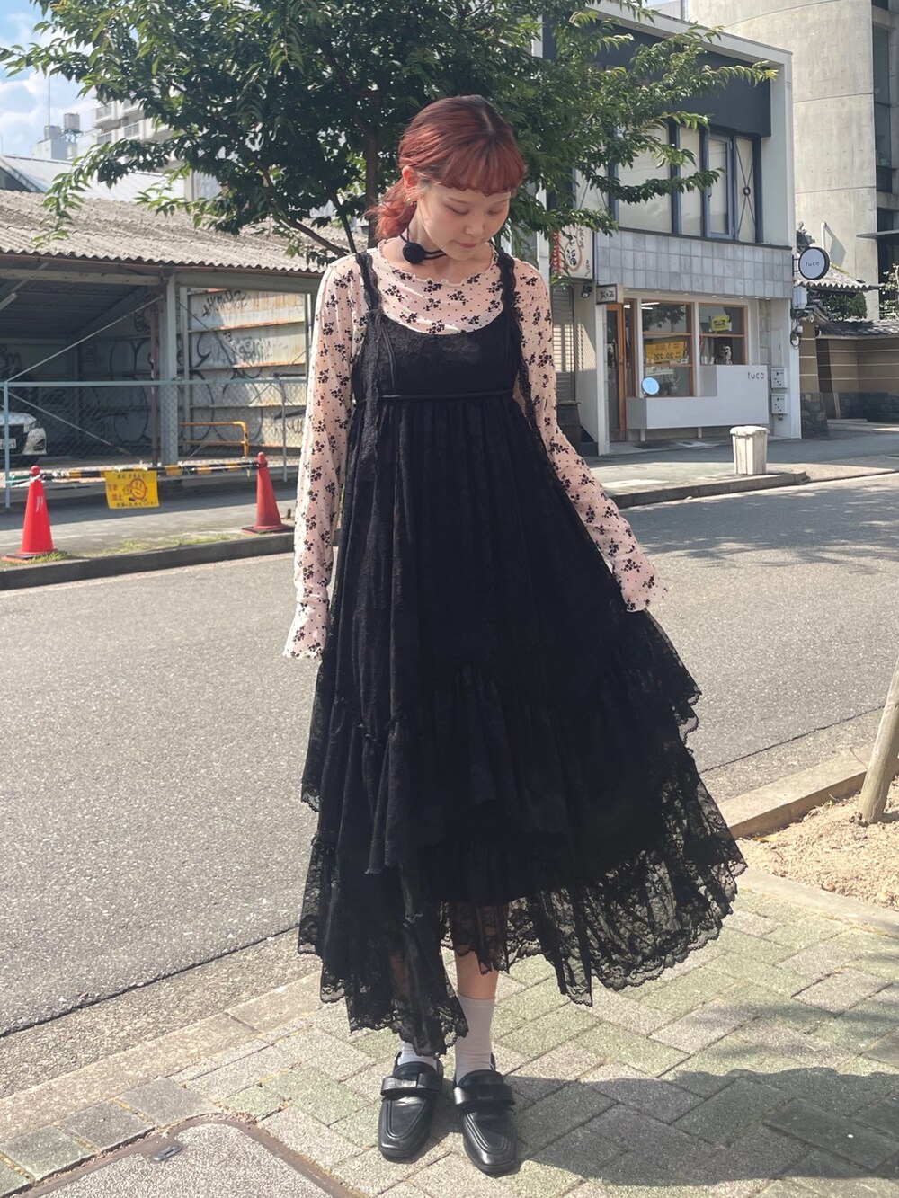 ブラック系のワンピース、ホワイト系のTシャツ/カットソー、ブラック系のローファーを着用したレディースの夏コーディネートの2枚目の写真