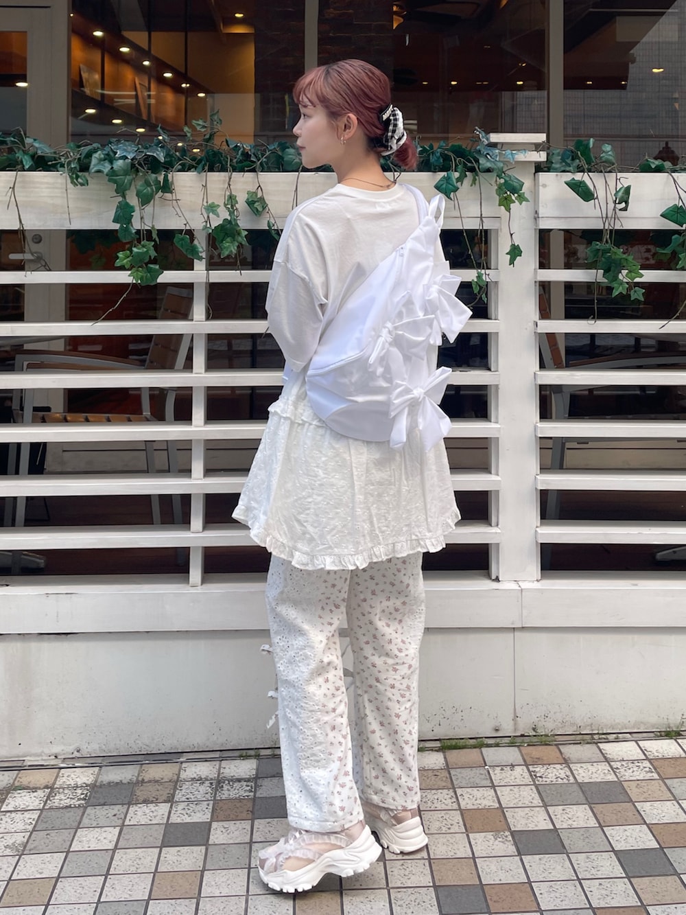 ホワイト系のスカート、その他のデニムパンツ、ピンク系のスニーカーを着用したレディースの春コーディネートの2枚目の写真