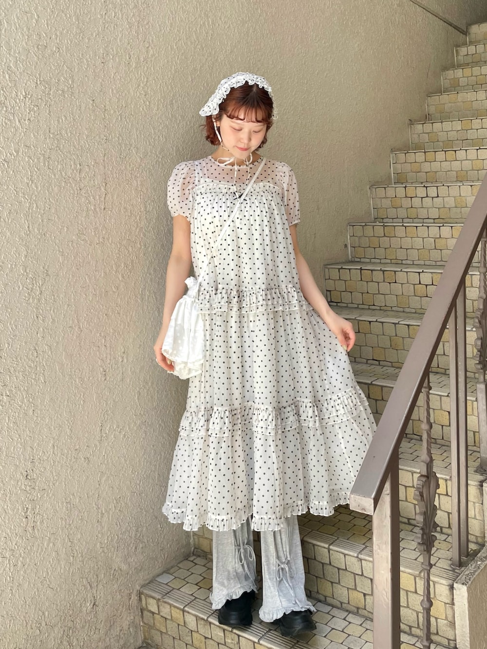 ホワイト系のワンピース、ホワイト系のショルダーバッグ、グレー系のその他パンツを着用したレディースの春コーディネートの5枚目の写真