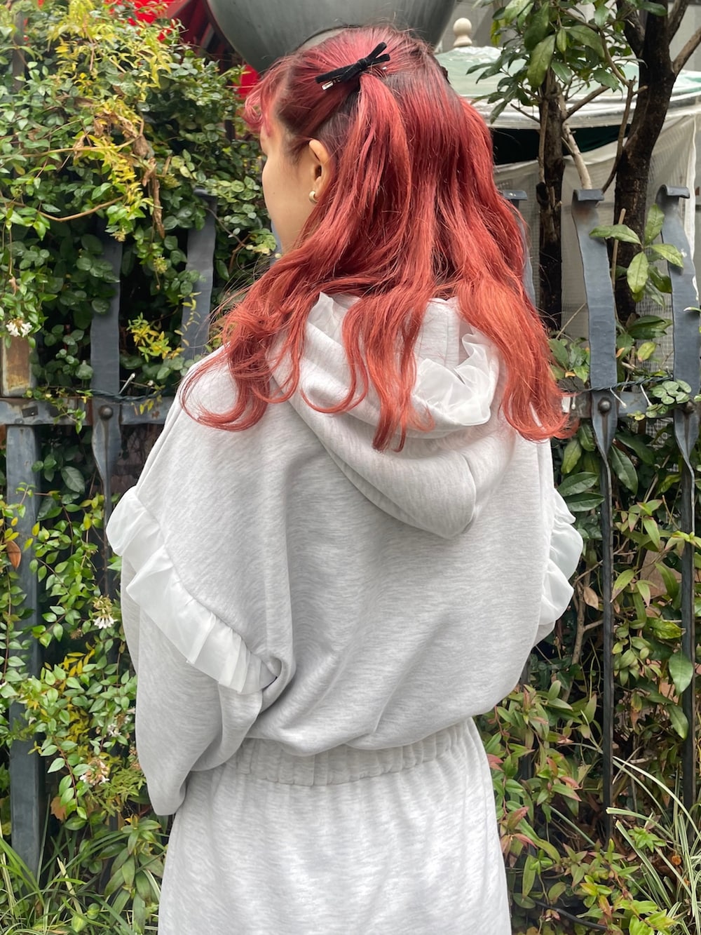 グレー系のワンピース、ブラック系のスニーカーを着用したレディースの冬コーディネートの4枚目の写真