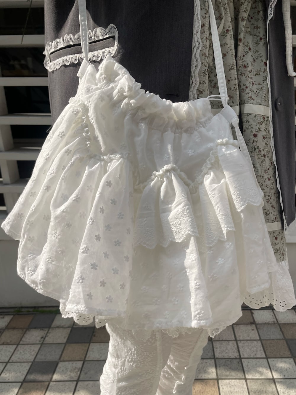 ホワイト系のその他パンツ、グレー系のテーラードジャケット、ホワイト系のTシャツ/カットソーを着用したレディースの冬コーディネートの9枚目の写真