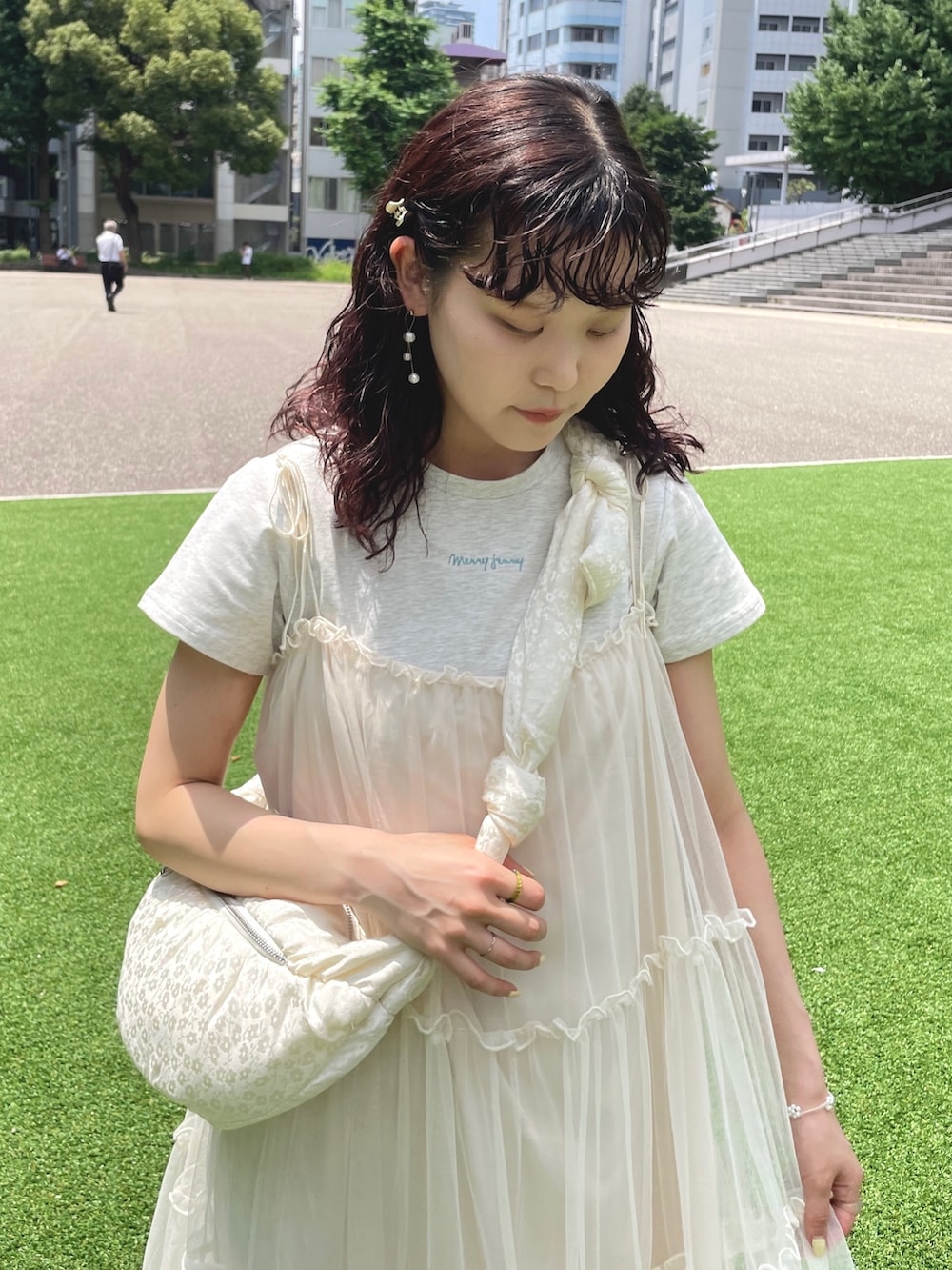 ホワイト系のワンピース、グレー系のTシャツ/カットソー、ピンク系のその他パンツを着用したレディースの夏コーディネートの4枚目の写真