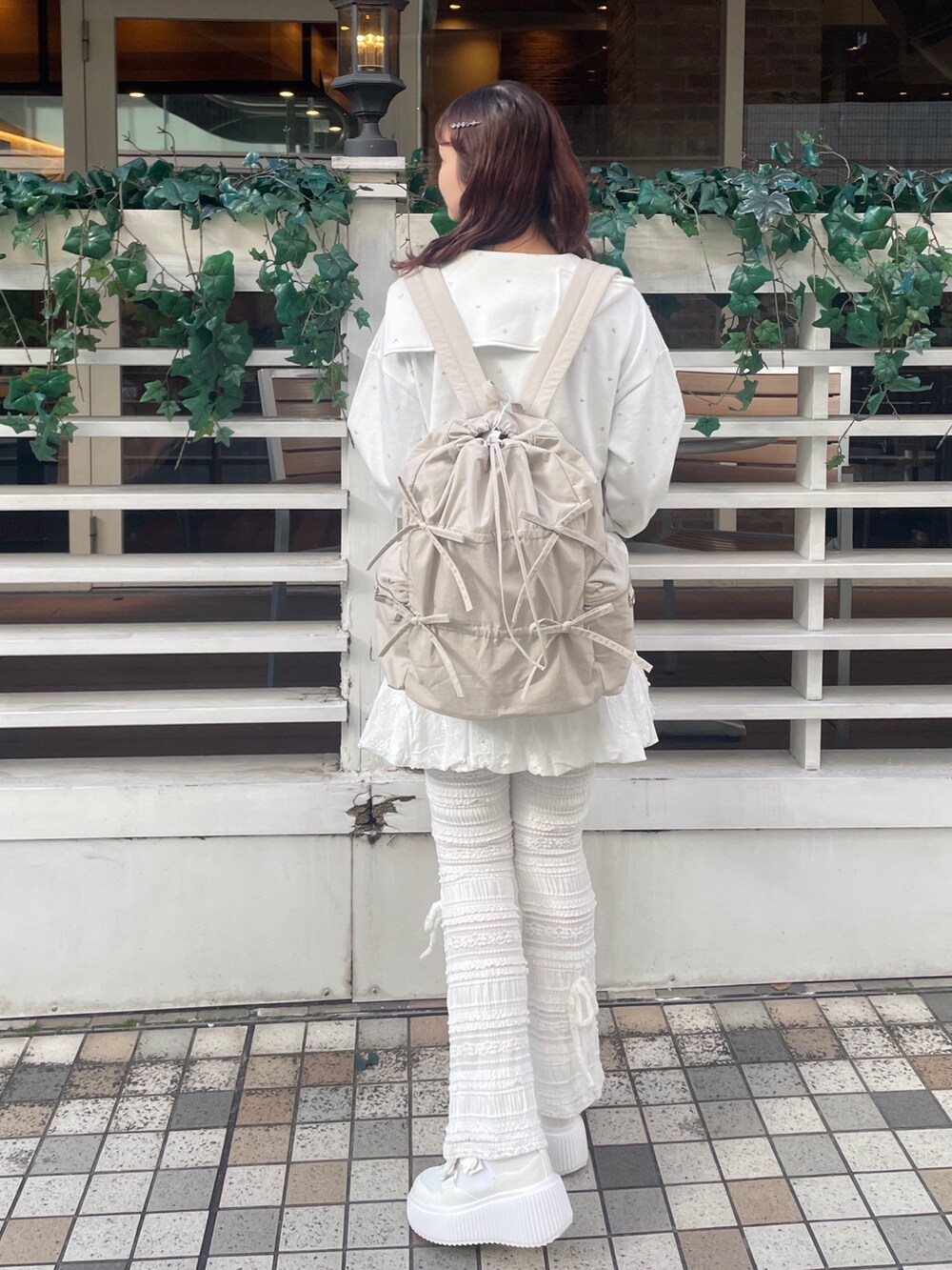 ホワイト系のスウェット、ホワイト系のスカート、ホワイト系のその他パンツを着用したレディースの冬コーディネートの3枚目の写真