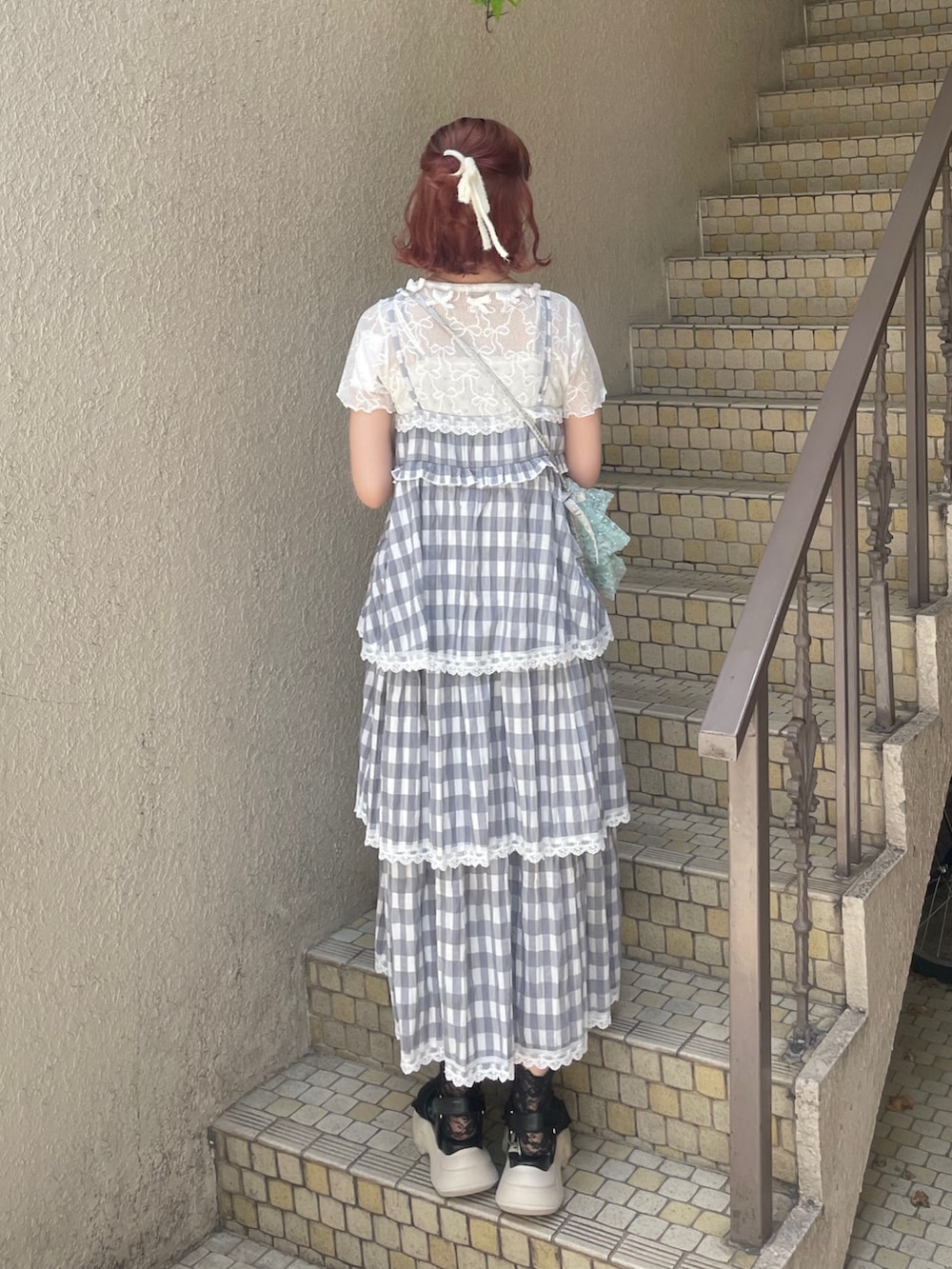 ホワイト系のTシャツ/カットソー、ブラック系のサンダル、グレー系のワンピースを着用したレディースの春コーディネートの4枚目の写真