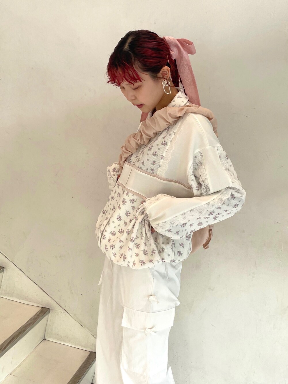 ピンク系のスニーカー、ピンク系のショルダーバッグ、ピンク系のジャージを着用したレディースの冬コーディネートの4枚目の写真