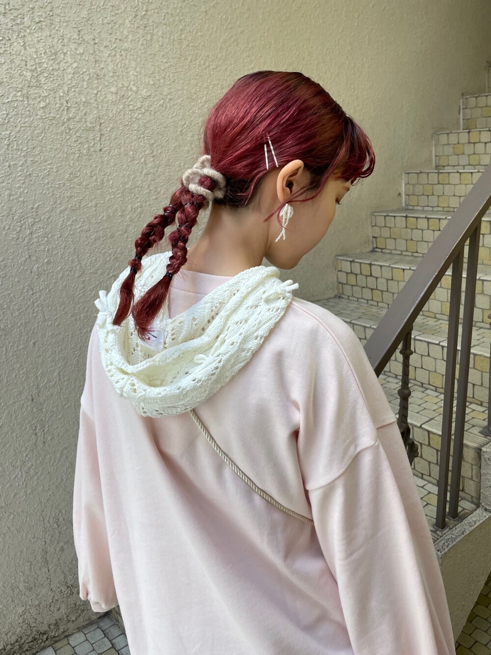 ブルー系のデニムパンツ、ピンク系のスニーカー、ホワイト系のショルダーバッグを着用したレディースの冬コーディネートの4枚目の写真