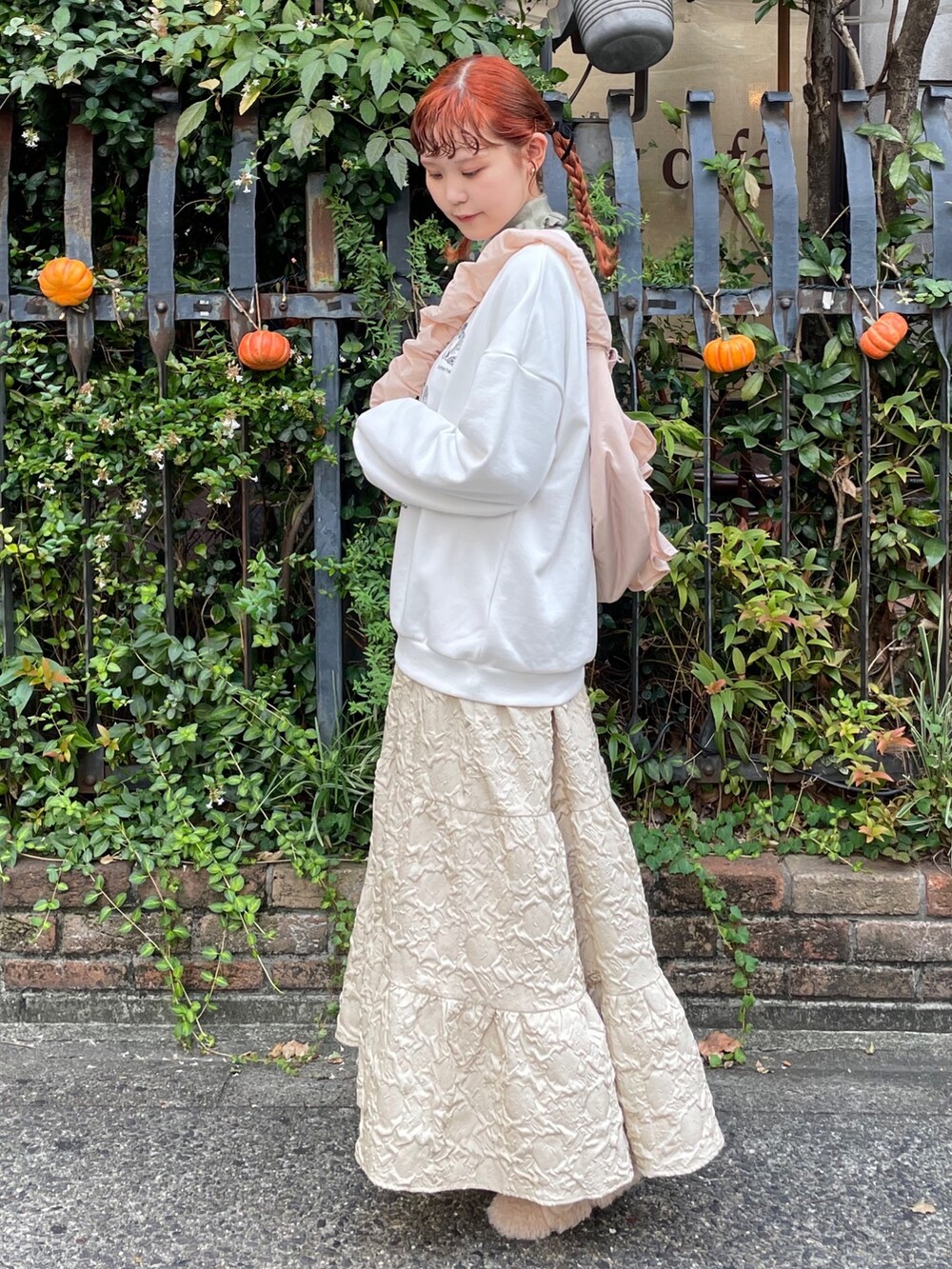 ホワイト系のスウェット、ベージュ系のワンピース、ベージュ系のスリッポンを着用したレディースの秋コーディネートの2枚目の写真