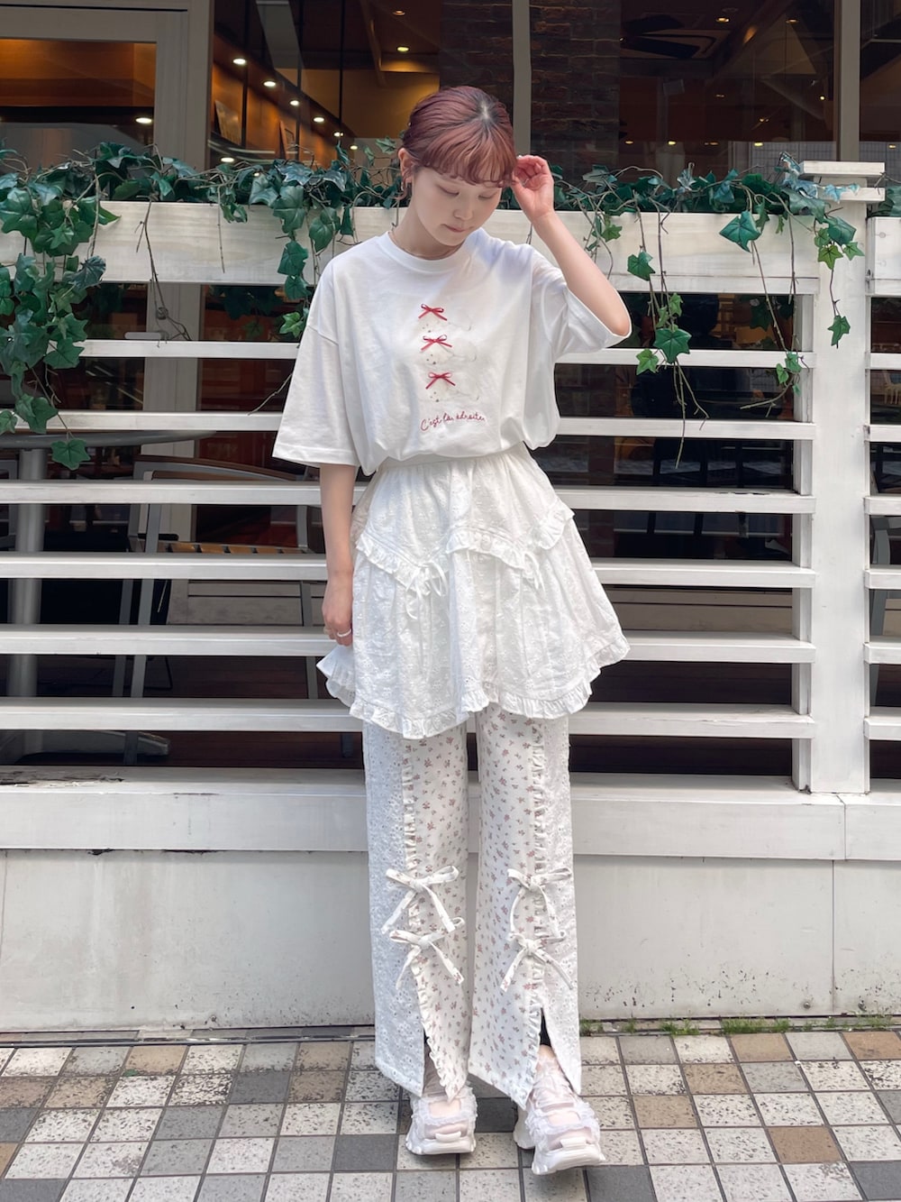 ホワイト系のスカート、その他のデニムパンツ、ピンク系のスニーカーを着用したレディースの春コーディネートの4枚目の写真