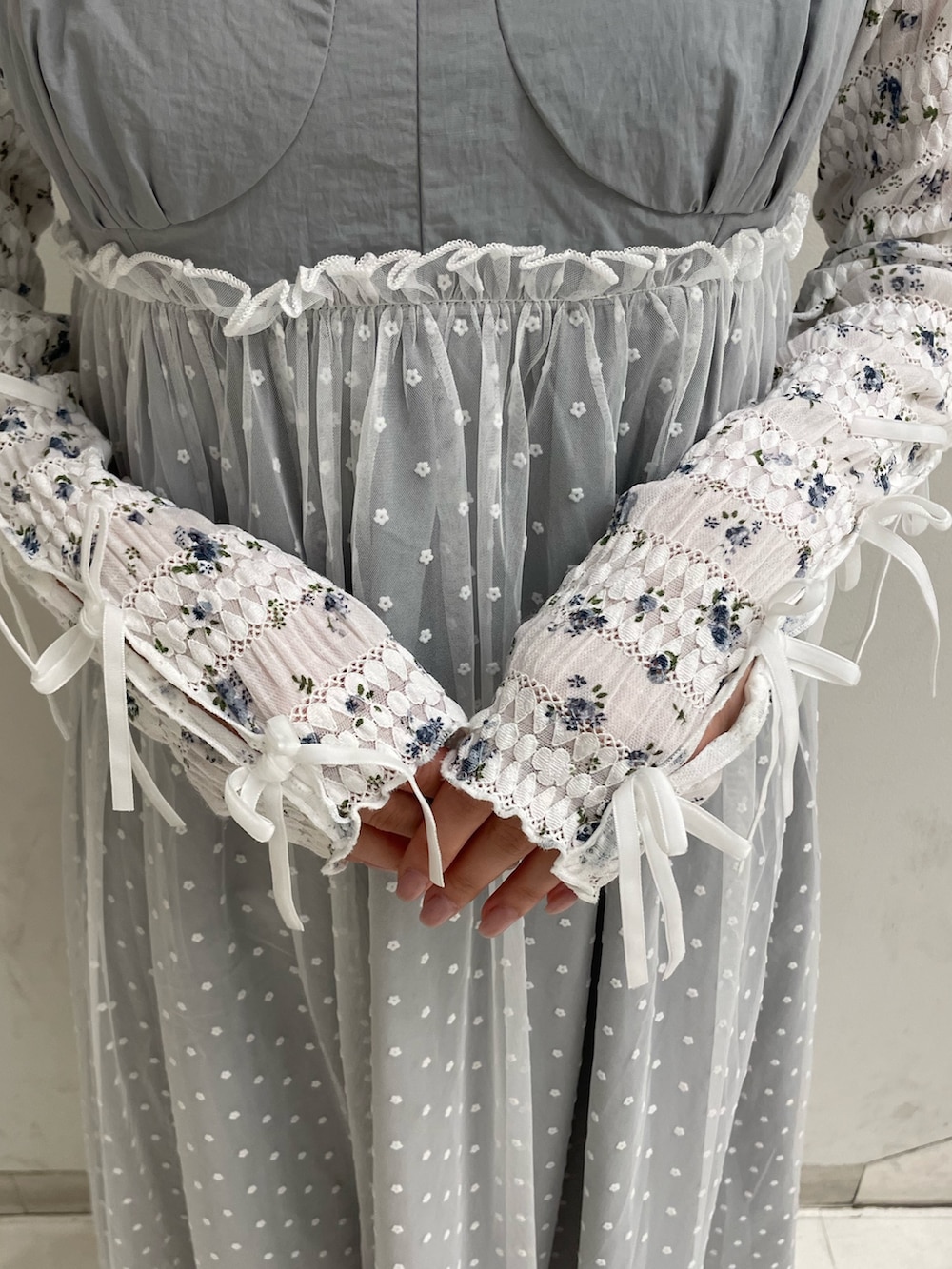 グレー系のワンピース、ホワイト系のTシャツ/カットソー、ブラック系のバレエシューズを着用したレディースの秋コーディネートの5枚目の写真