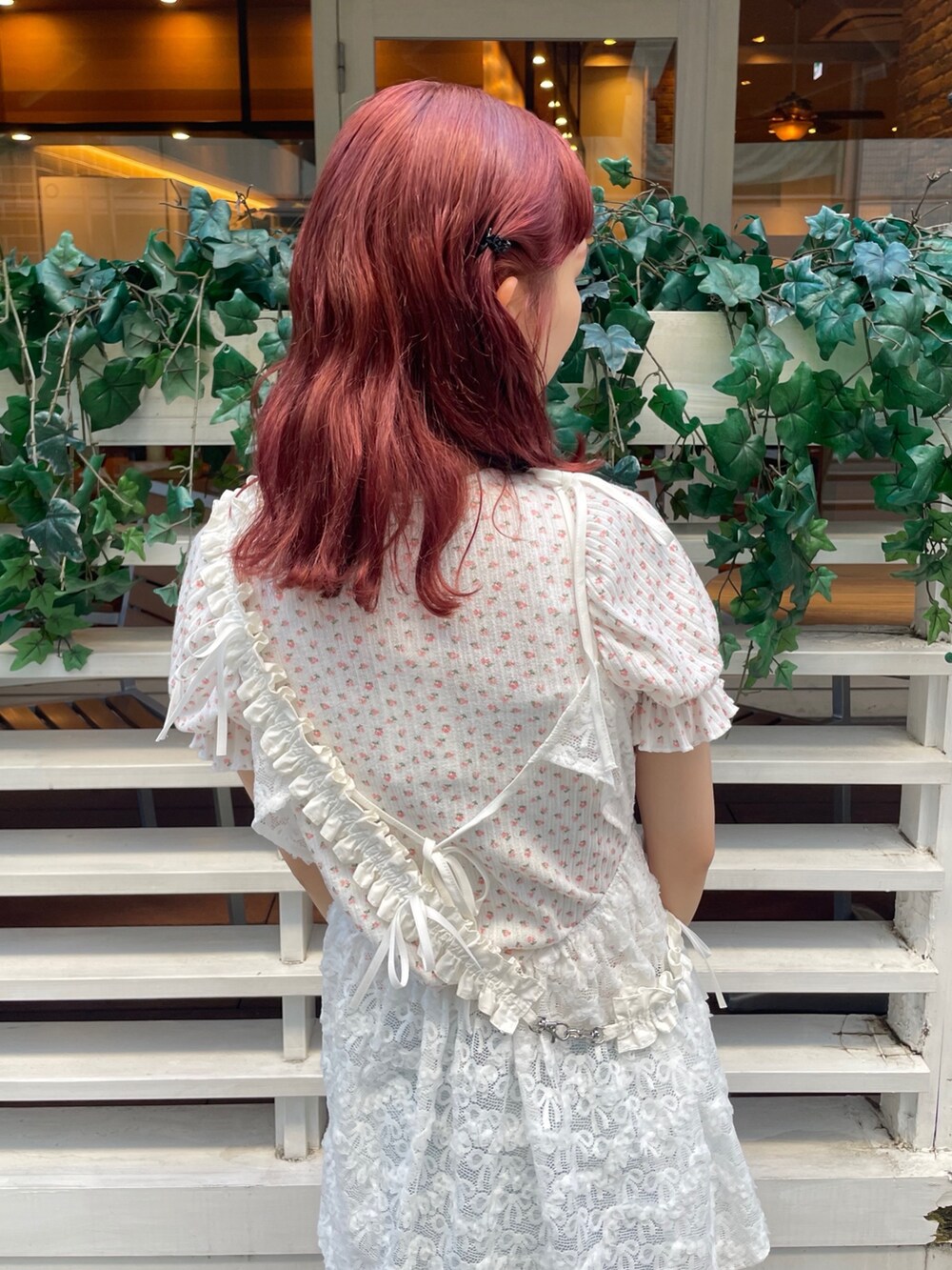 ブルー系のデニムパンツ、ホワイト系のスニーカー、ピンク系のTシャツ/カットソーを着用したレディースの夏コーディネートの5枚目の写真