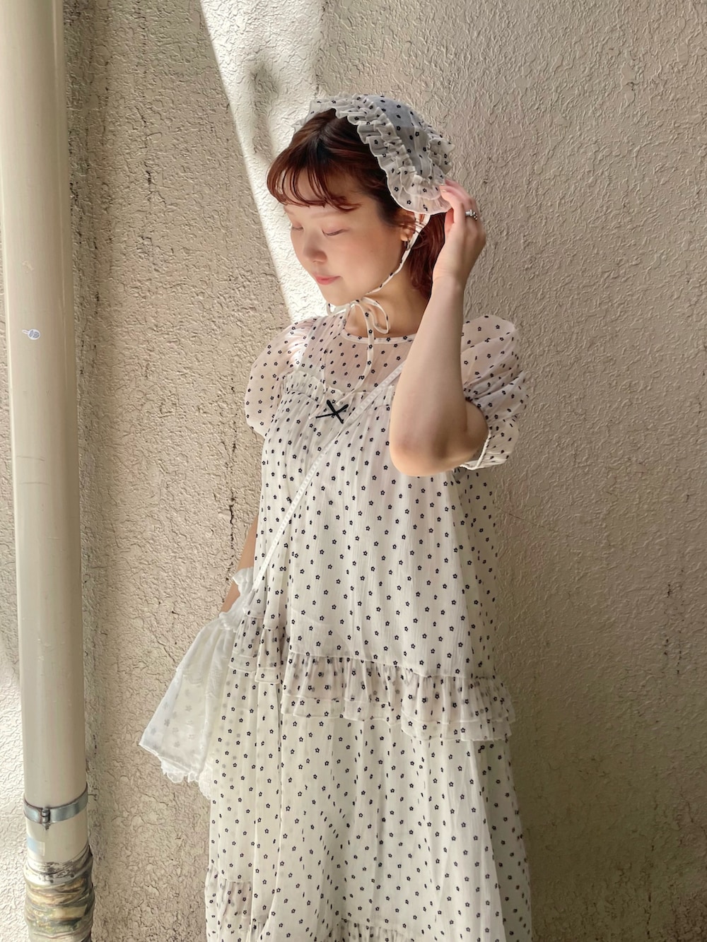 ホワイト系のワンピース、ホワイト系のショルダーバッグ、グレー系のその他パンツを着用したレディースの春コーディネートの6枚目の写真