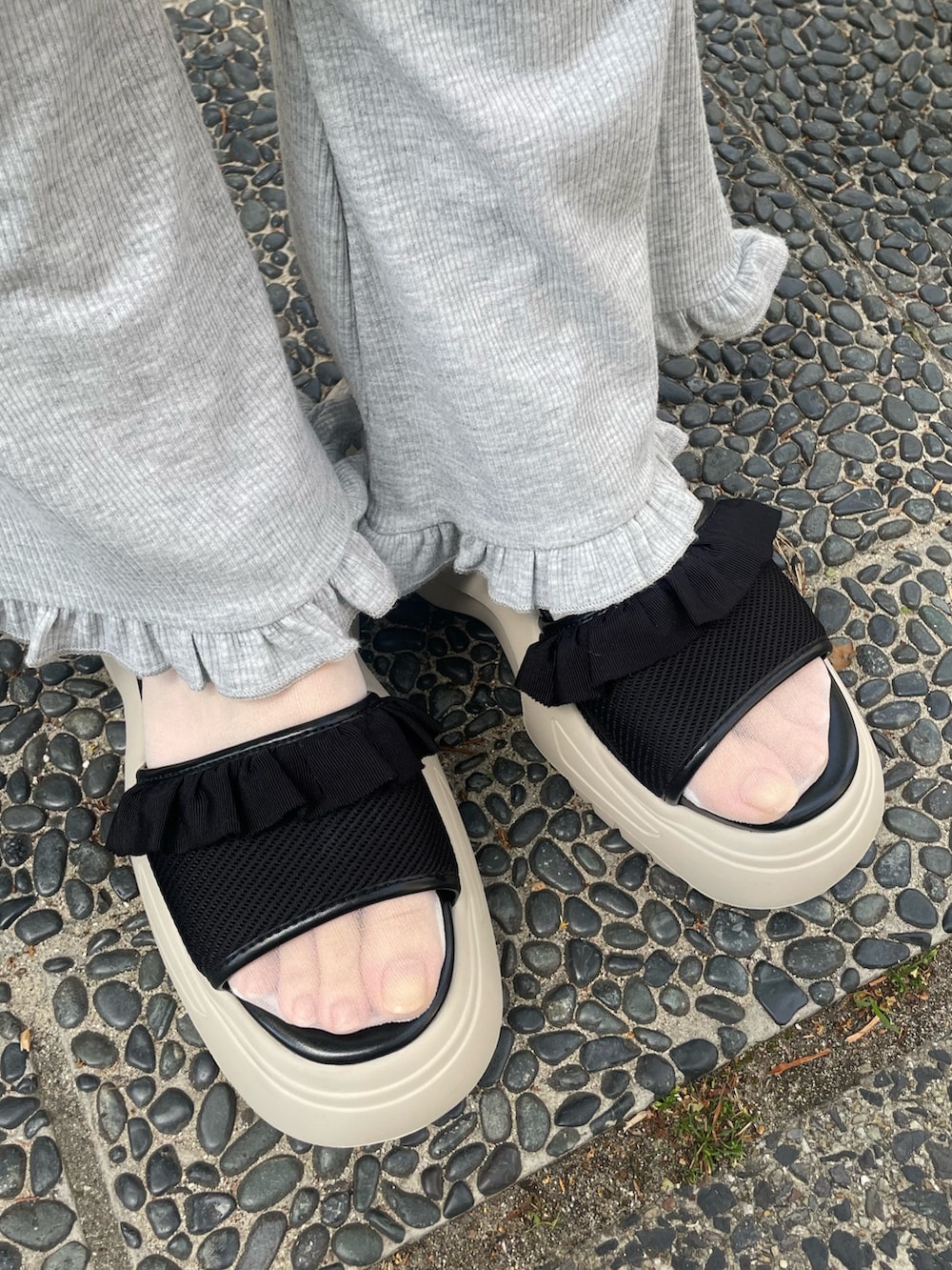 グレー系のスウェットパンツ、ホワイト系のTシャツ/カットソー、グレー系のスカートを着用したレディースの春コーディネートの8枚目の写真