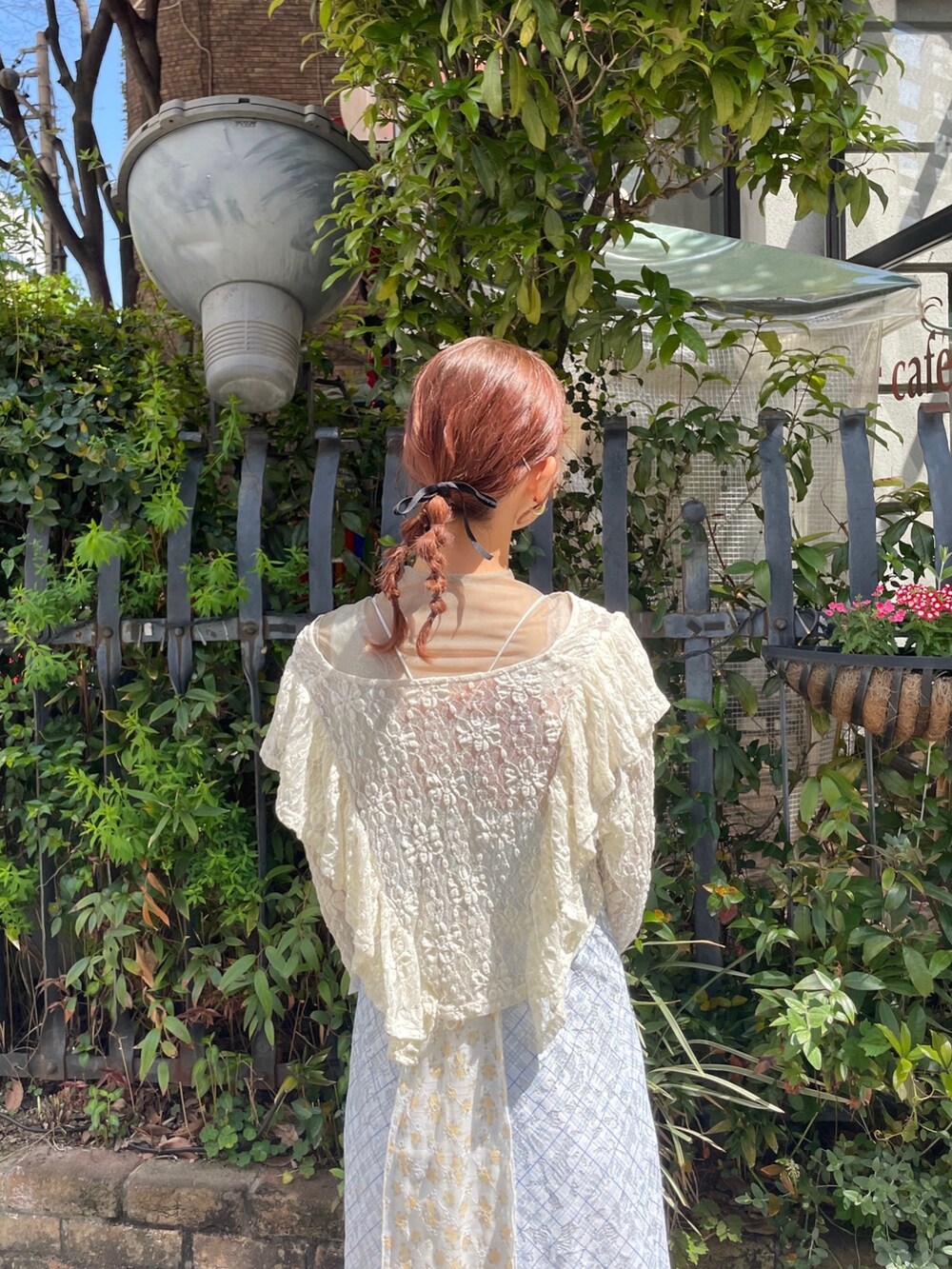 ホワイト系のパンプス、ベージュ系のTシャツ/カットソー、ホワイト系のカーディガン/ボレロを着用したレディースの春コーディネートの5枚目の写真