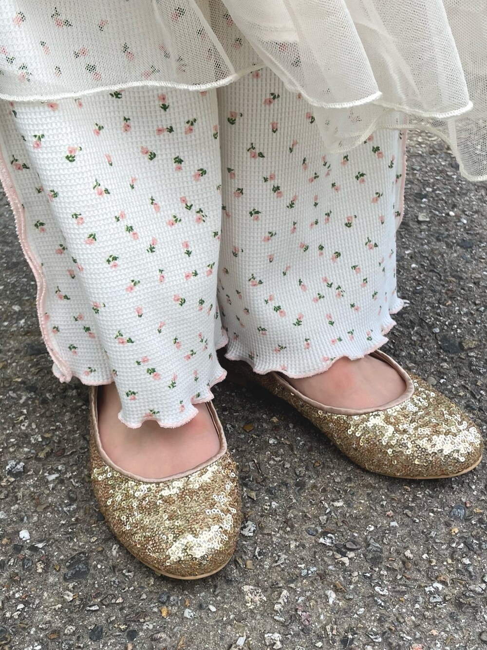 ホワイト系のワンピース、グレー系のTシャツ/カットソー、ピンク系のその他パンツを着用したレディースの夏コーディネートの5枚目の写真