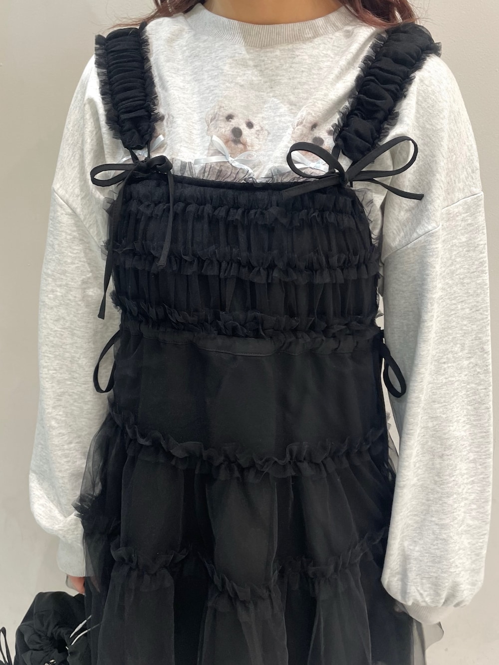 グレー系のスウェット、ブラック系のスニーカー、ブラック系のその他パンツを着用したレディースの冬コーディネートの6枚目の写真