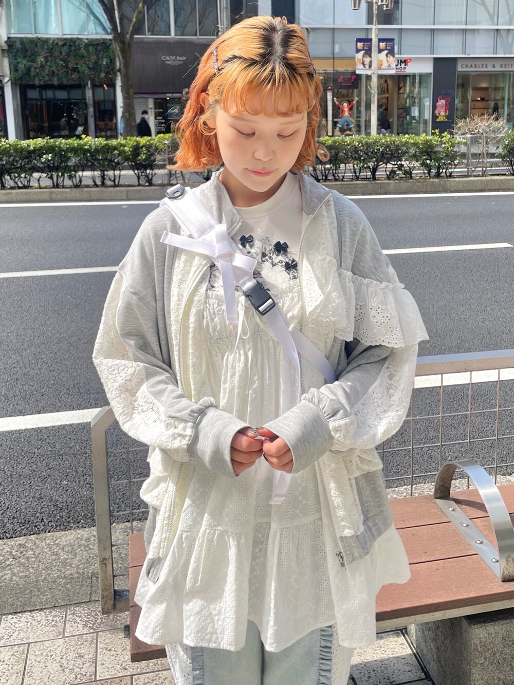 ホワイト系のキャミソール、グレー系のジャージ、ホワイト系のスニーカーを着用したレディースの春コーディネートの5枚目の写真