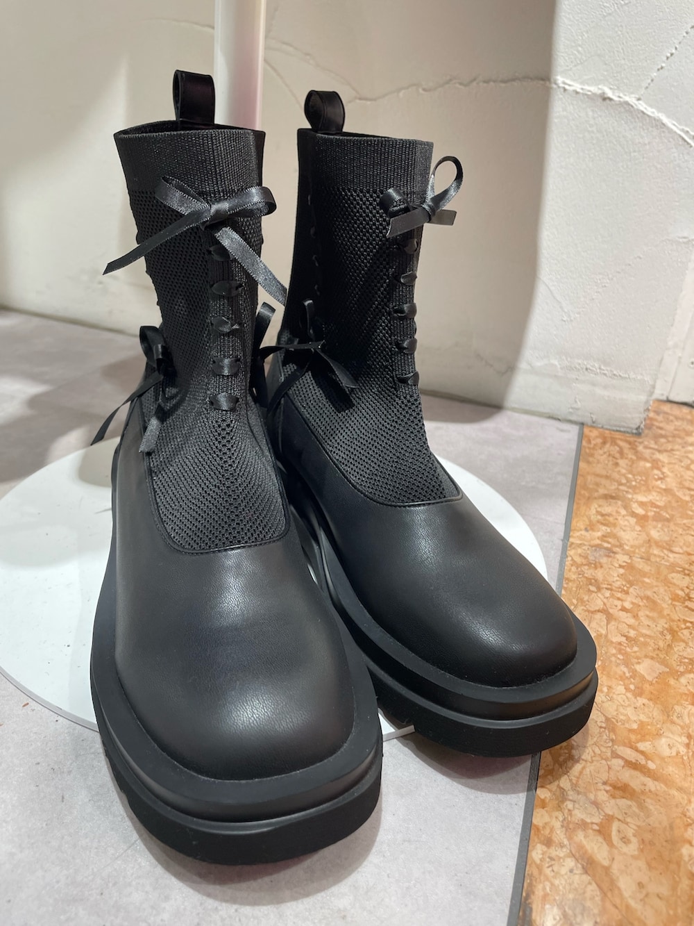 ブルー系のスカート、ブルー系のカーディガン/ボレロ、ブラック系のニット/セーターを着用したレディースの秋コーディネートの8枚目の写真