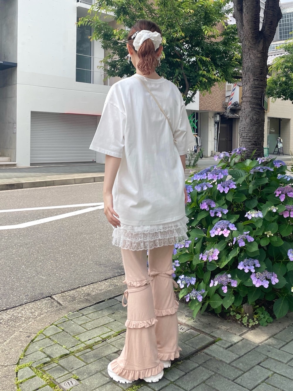 ホワイト系のスカート、ピンク系のその他パンツ、ホワイト系のスニーカーを着用したレディースの春コーディネートの2枚目の写真