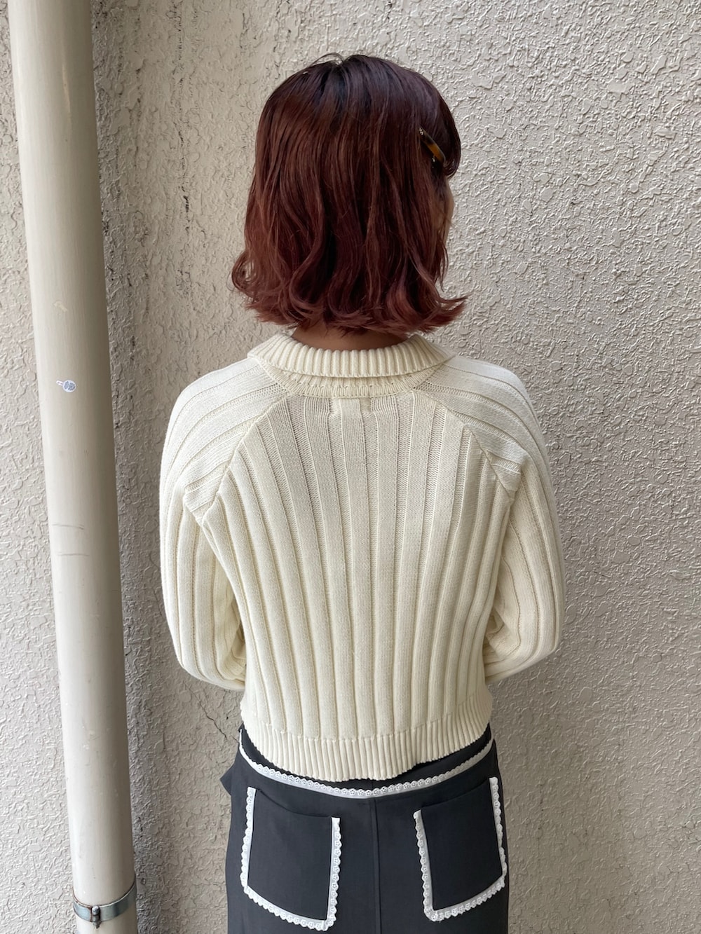 ホワイト系のカーディガン/ボレロ、グレー系のスカート、グレー系のショルダーバッグを着用したレディースの秋コーディネートの5枚目の写真