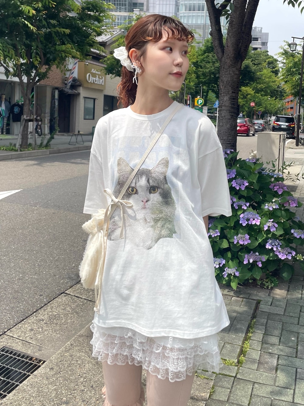 ホワイト系のスカート、ピンク系のその他パンツ、ホワイト系のスニーカーを着用したレディースの春コーディネートの4枚目の写真