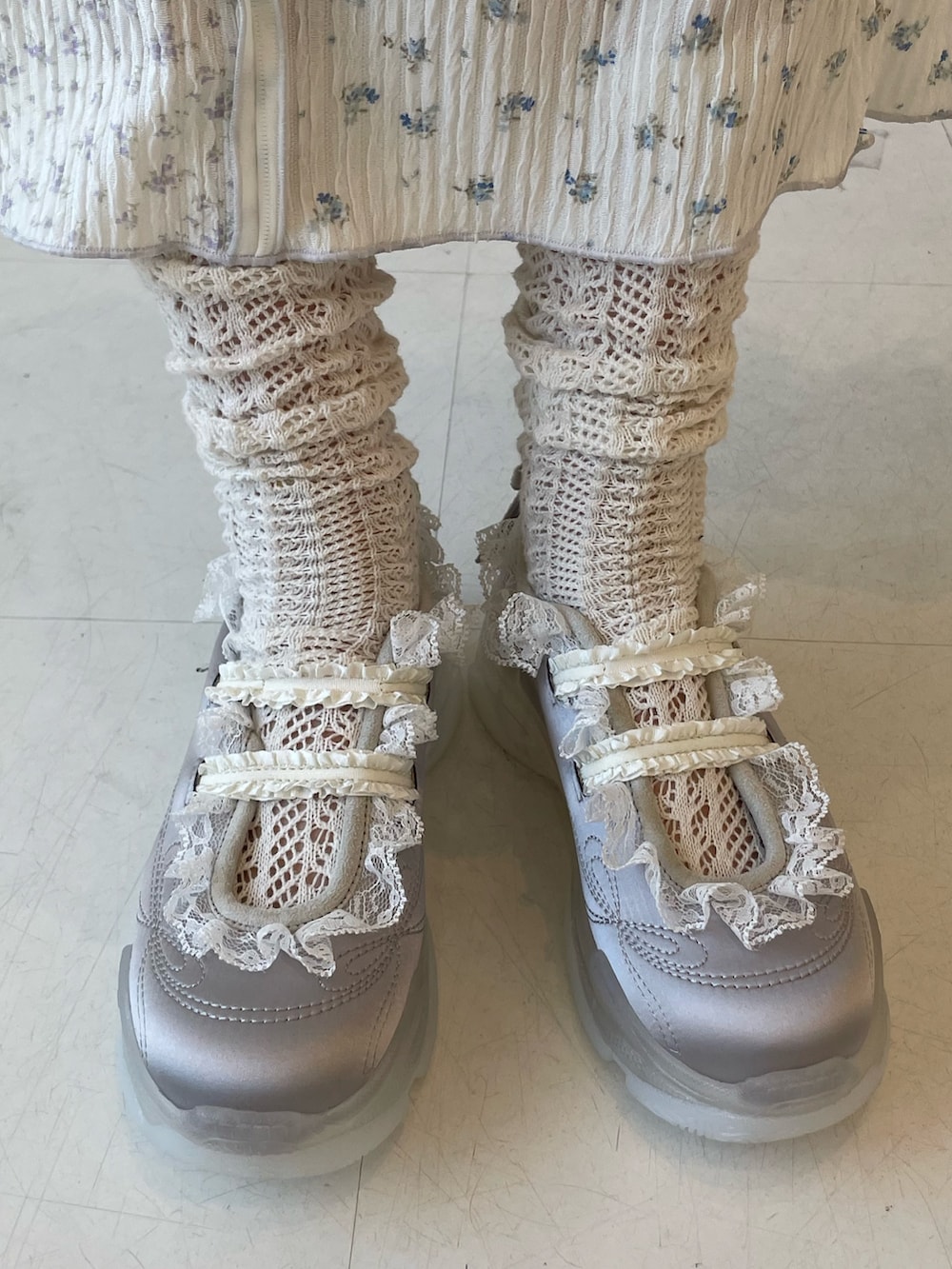 グリーン系のTシャツ/カットソー、ホワイト系のチュニック、ブルー系のスニーカーを着用したレディースの春コーディネートの8枚目の写真