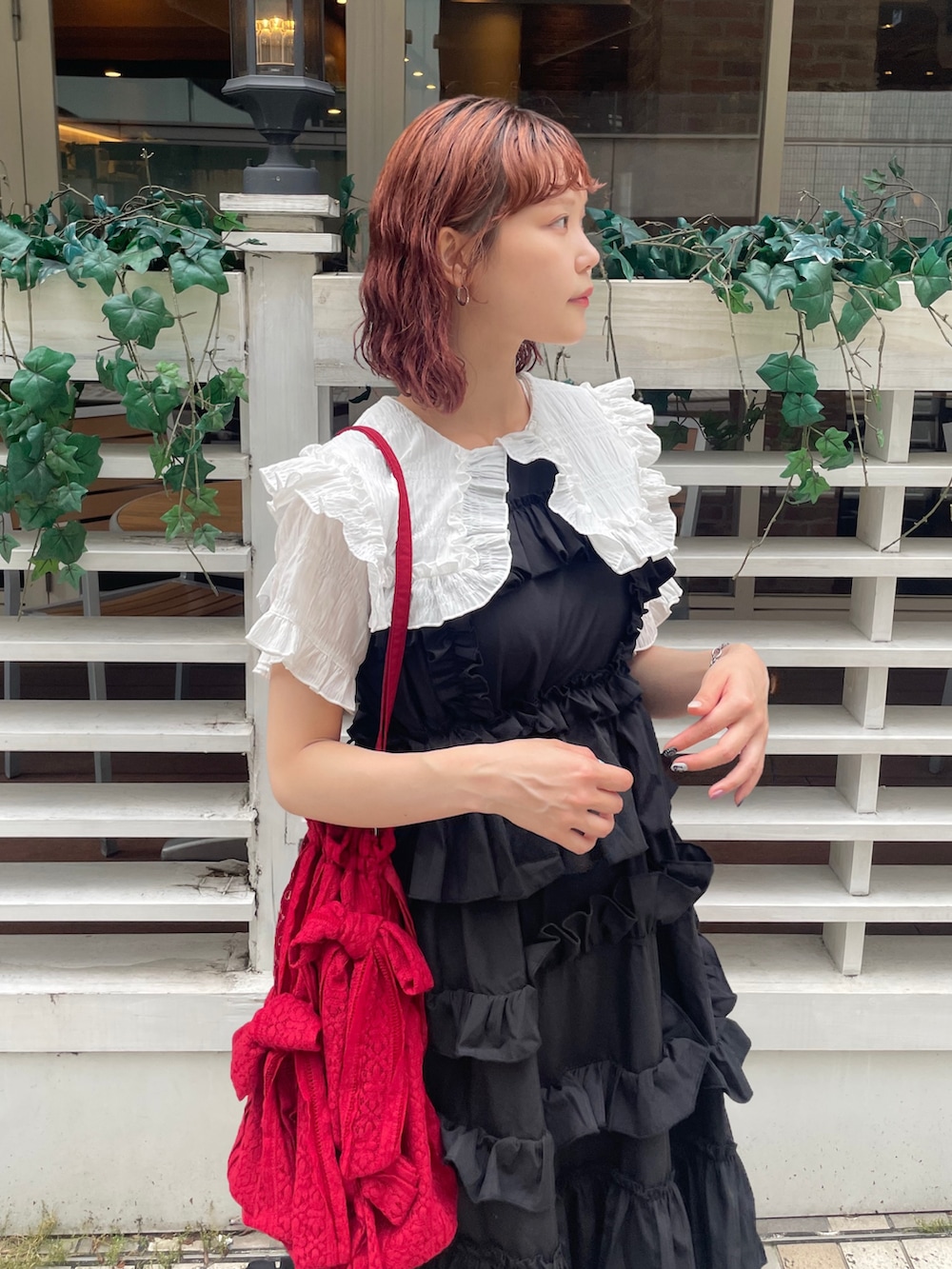 ブラック系のワンピース、ブラック系のサンダル、ホワイト系のシャツ/ブラウスを着用したレディースの夏コーディネートの5枚目の写真