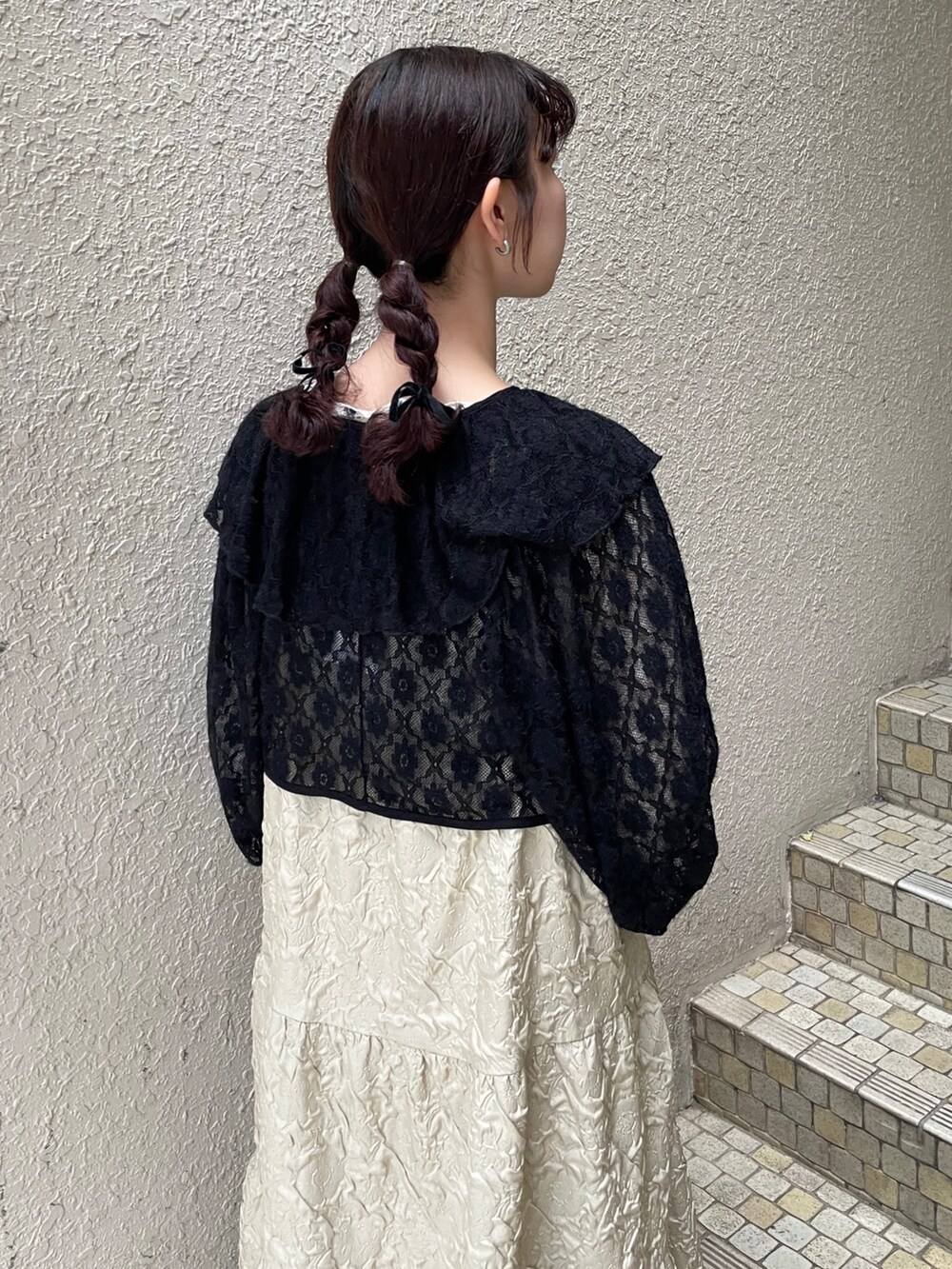 ベージュ系のワンピース、ブラック系のカーディガン/ボレロ、ホワイト系のTシャツ/カットソーを着用したレディースの夏コーディネートの5枚目の写真