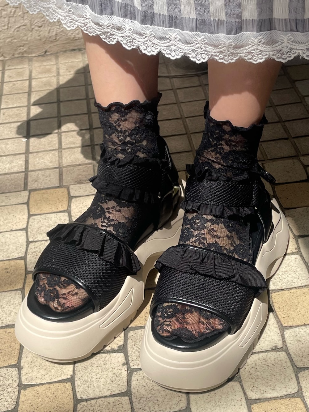 ホワイト系のTシャツ/カットソー、ブラック系のサンダル、グレー系のワンピースを着用したレディースの春コーディネートの8枚目の写真