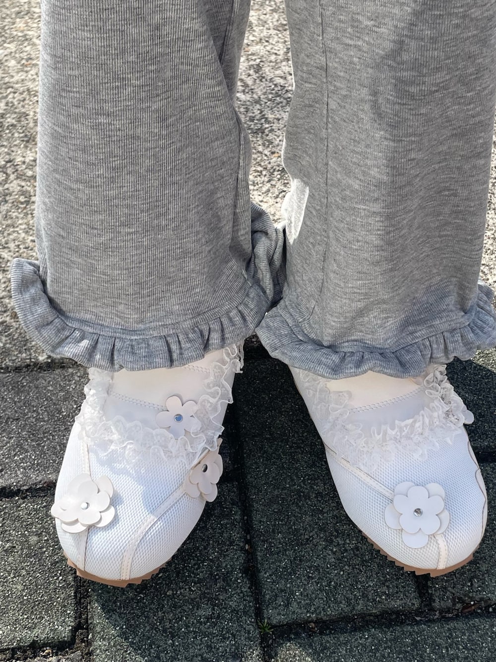 グレー系のスウェットパンツ、ホワイト系のブルゾン、グリーン系のTシャツ/カットソーを着用したレディースの春コーディネートの8枚目の写真