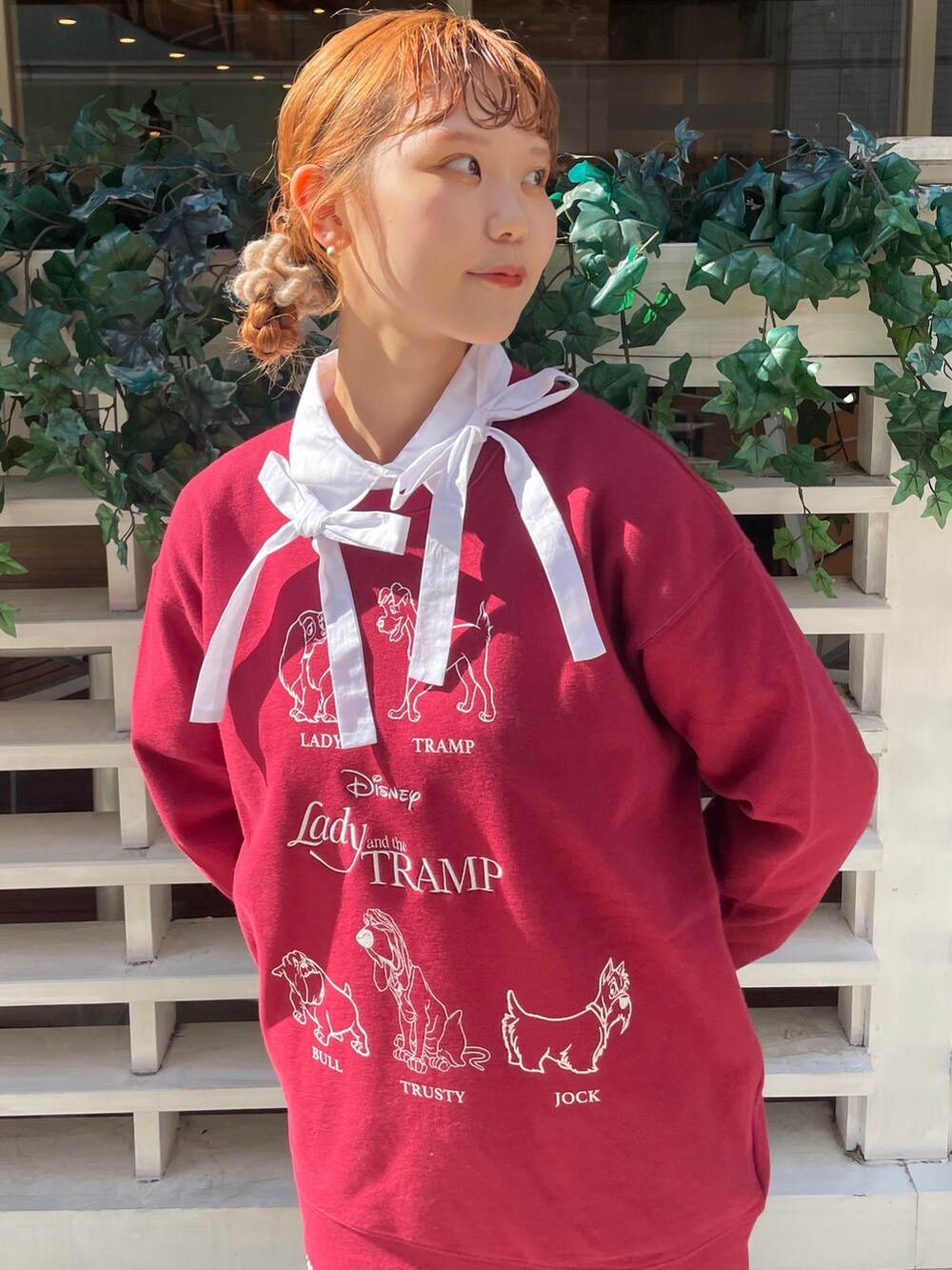 ホワイト系のシャツ/ブラウス、ブラック系のスカート、ブラック系のパンプスを着用したレディースの秋コーディネートの4枚目の写真