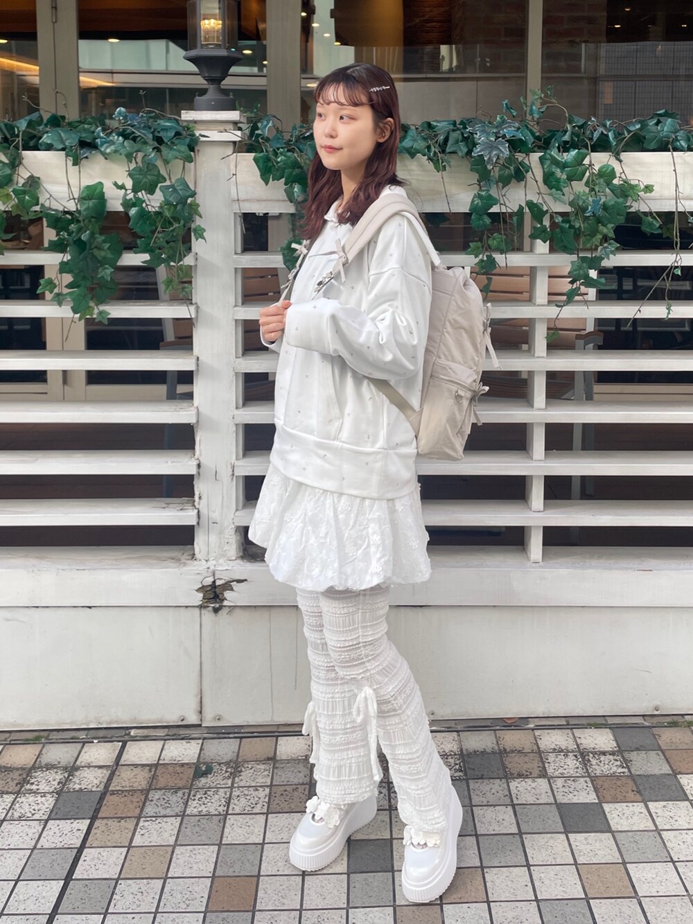 ホワイト系のスウェット、ホワイト系のスカート、ホワイト系のその他パンツを着用したレディースの冬コーディネートの2枚目の写真