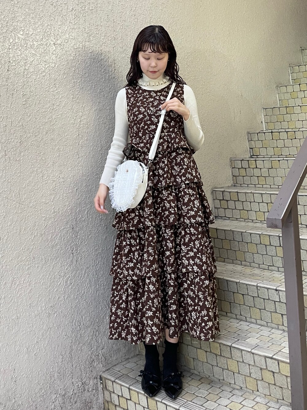 「merry jenny、メリージェニー」|「merry jennyのflowerティアードジャンスカ(ワンピース、ブラウン系)」を使った、ayuさん(レディース・166cm)の冬コーディネートの5枚目の写真
