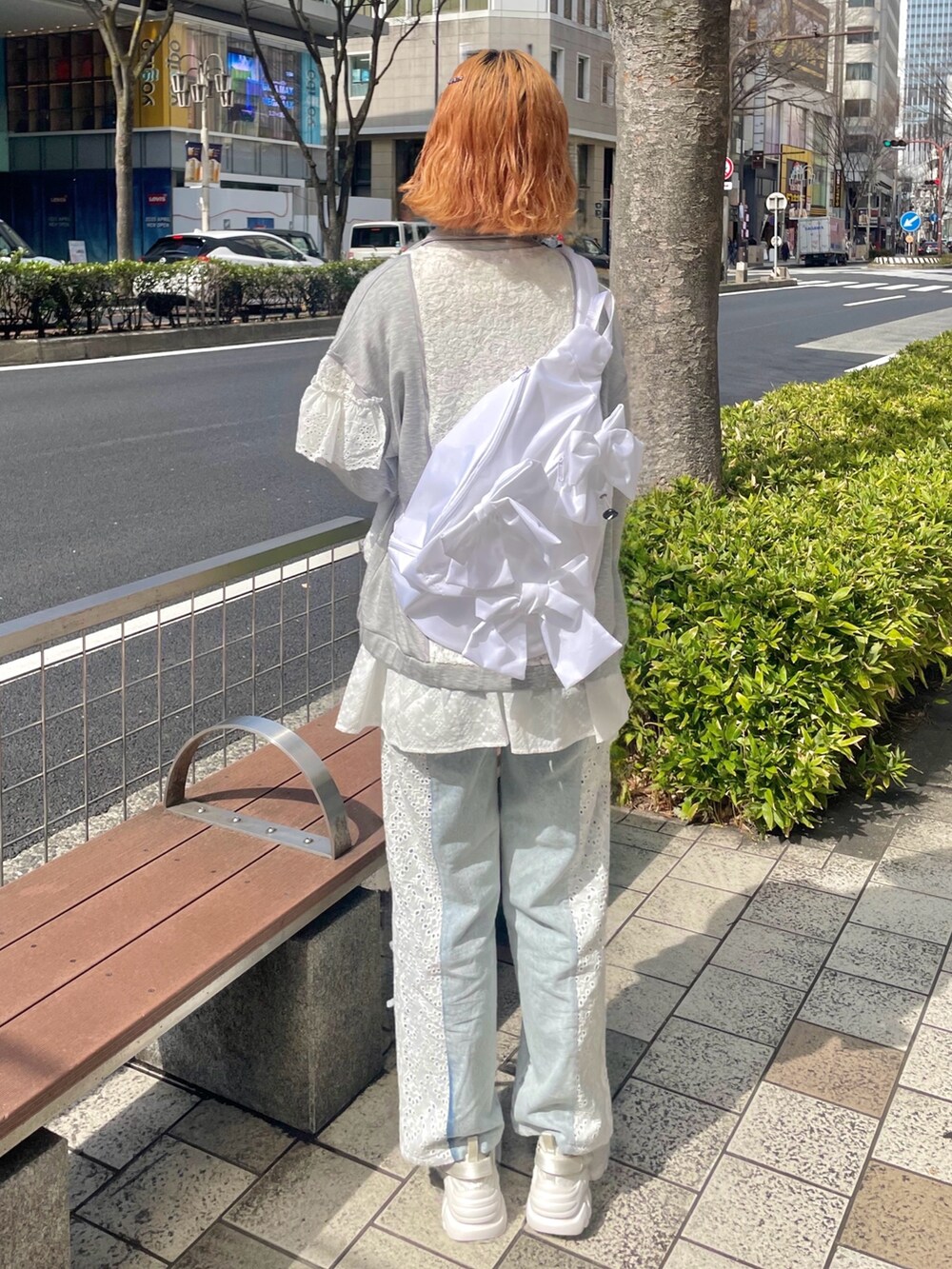 ホワイト系のキャミソール、グレー系のジャージ、ホワイト系のスニーカーを着用したレディースの春コーディネートの4枚目の写真